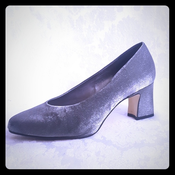 naturalizer gray pumps
